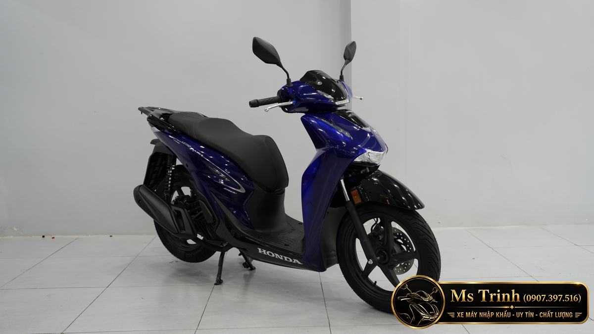 SH150 Vetro Blue Sapphire 2026 nhìn chéo phía trước, khoe thiết kế SH Ý nhập khẩu SH150 Vetro Blue Sapphire 2026 nhìn chéo phía trước, khoe thiết kế SH Ý nhập khẩu