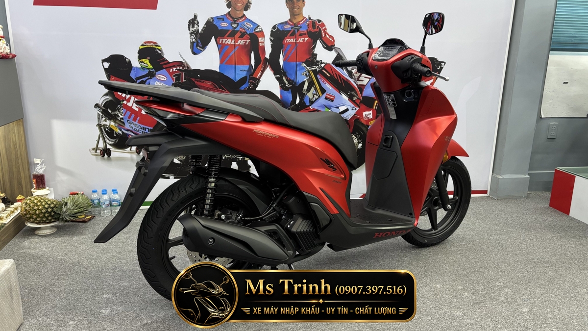 Honda SH150 Ý 2026 màu đỏ Sporty New Concept nhìn nghiêng bên trái