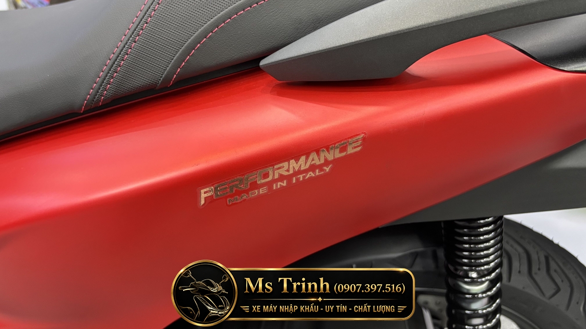  Tem Performance made in Italy nổi bật trên thân xe Honda SH150 Ý