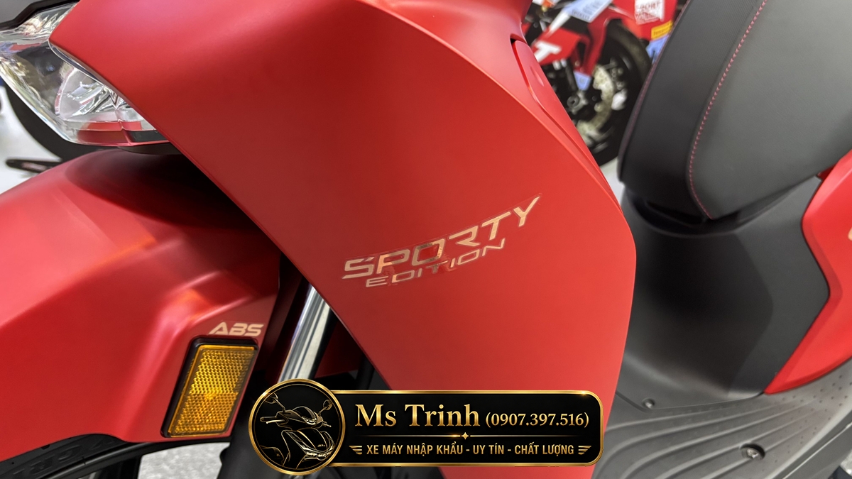  Logo Sporty Edition trên Honda SH150 Ý 2026 màu đỏ nhập Ý
