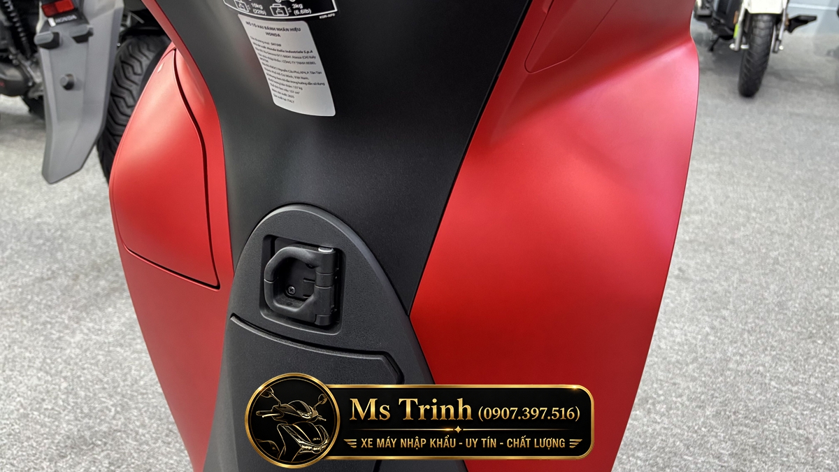 Mốc để đồ tiện lợi và bình xăng phía trước
