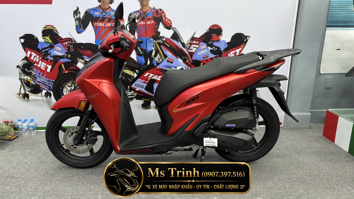  Góc nghiêng trước Honda SH150 Ý 2026 màu đỏ Sporty New Concept