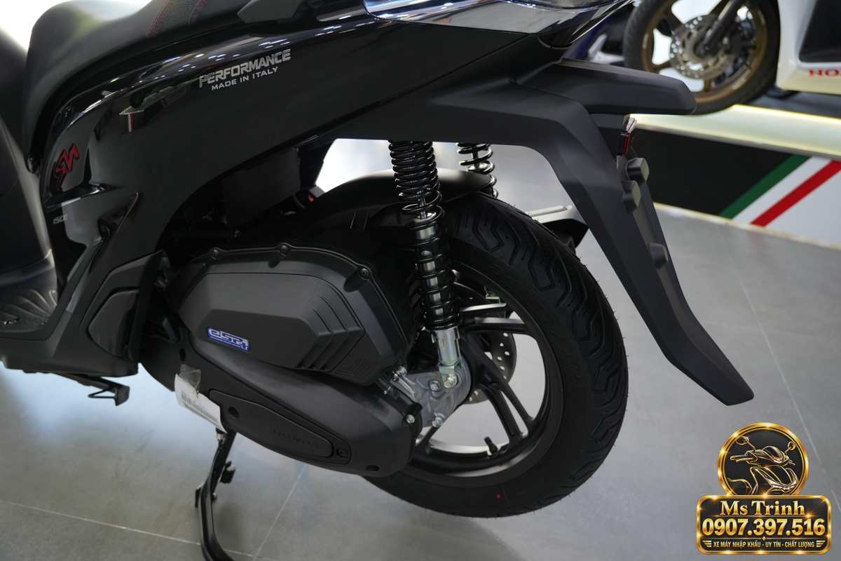 Cận cảnh động cơ Honda SH150 màu đen mờ nhập Ý cùng bánh sau và giảm xóc