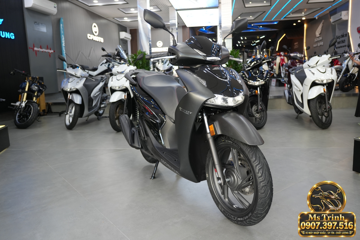Honda SH150 Ý đen nhám 2027 nhìn chính diện với mặt nạ trước và đường viền sáng