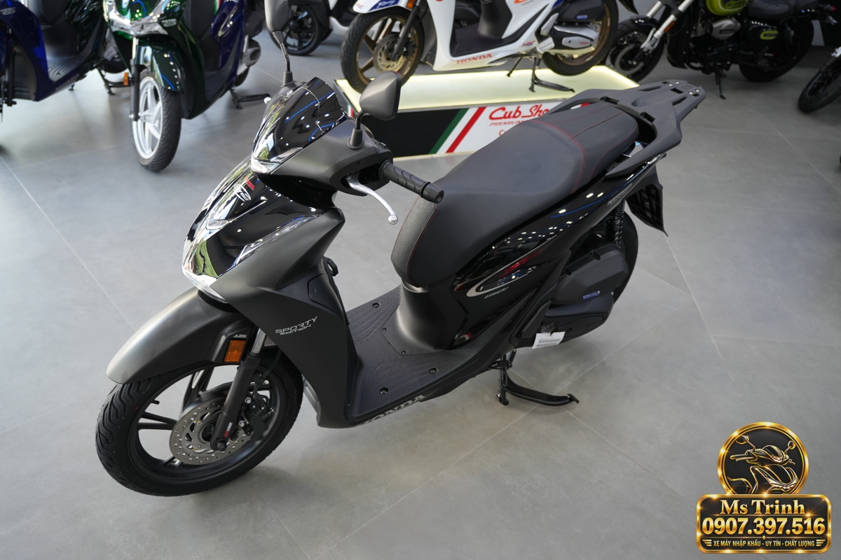 Honda SH150i màu đen nhám nhìn từ trên cao cho thấy yên xe và sàn để chân