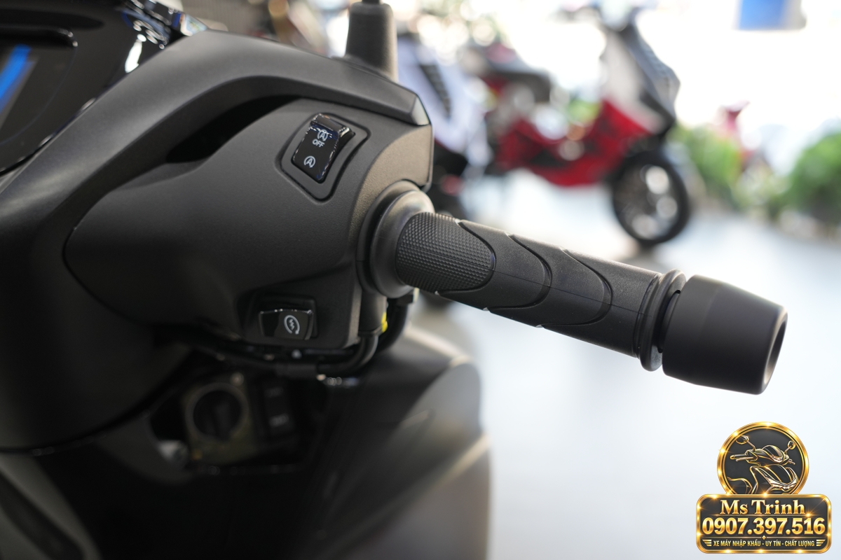 Cận cảnh tay ga và cụm công tắc bên phải Honda SH150i Ý đen nhám model 2027