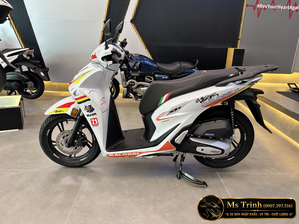 Toàn cảnh Honda SH150 Ý Malossi 2026 nhìn ngang với bộ tem thể thao trên nền trắng