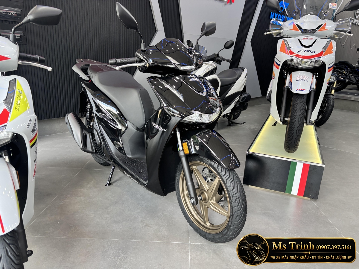 Màu đen bóng trên Honda SH150 Ý 2026