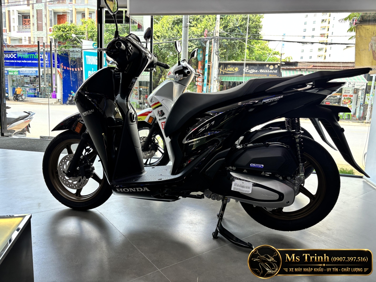 Một số hình ảnh thực tế của Honda SH150 Ý đen bóng 2026
