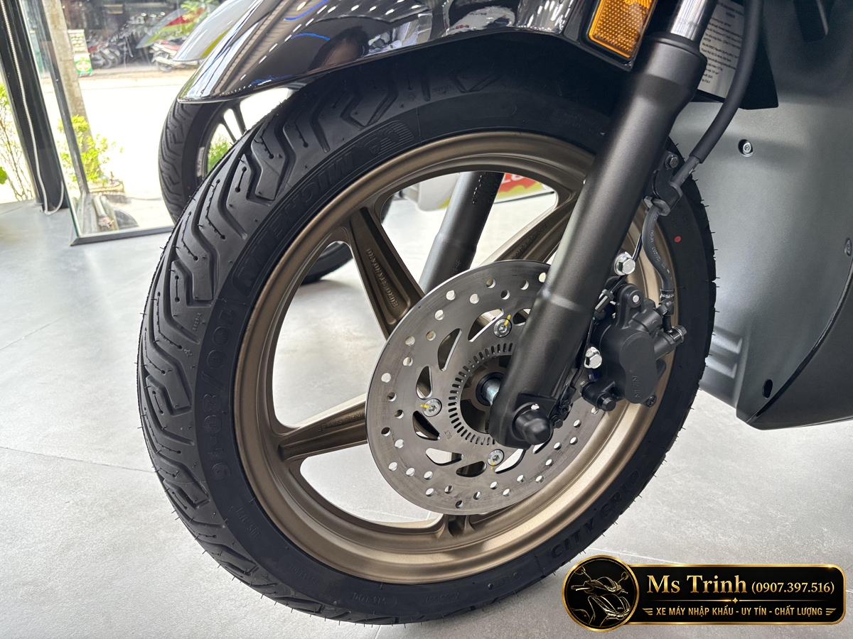 SH150i Ý 2026 sử dụng phanh đĩa trước và sau, tích hợp ABS hai kênh