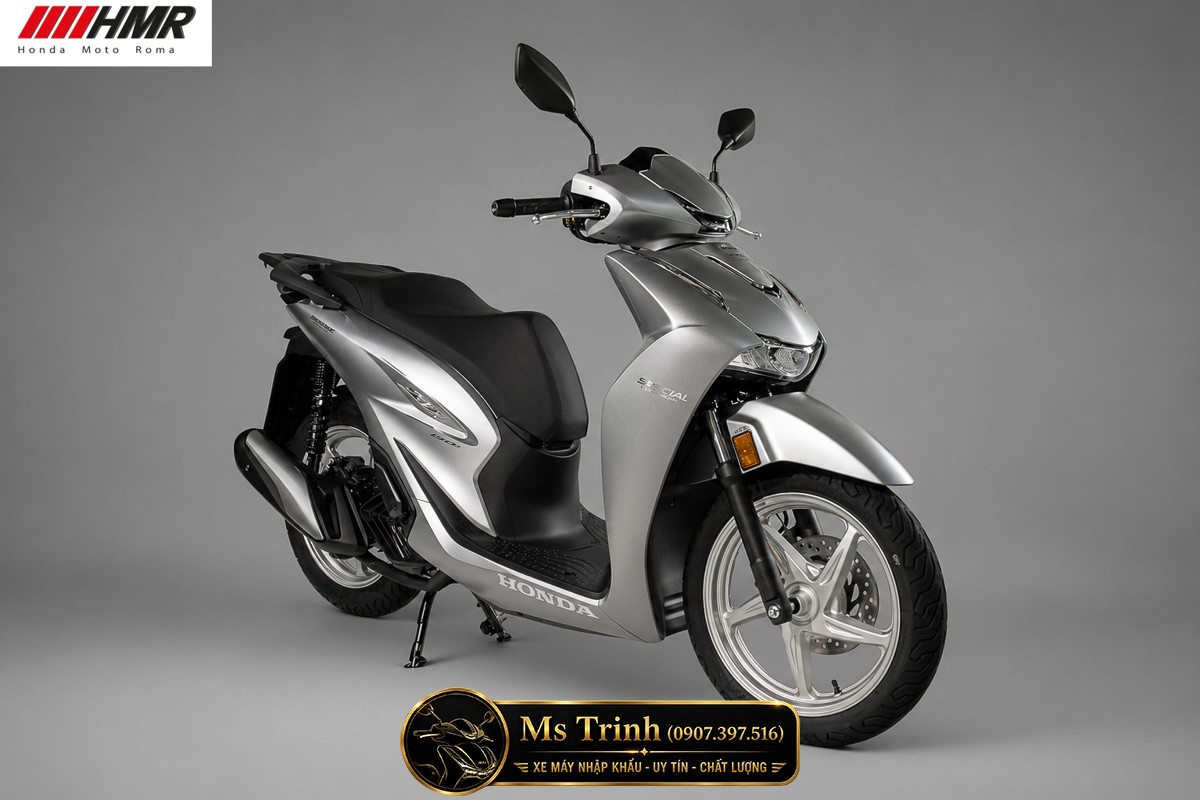 Honda SH150i 2026 nhập Ý màu bạc với góc chụp nghiêng đầy phong cách châu Âu