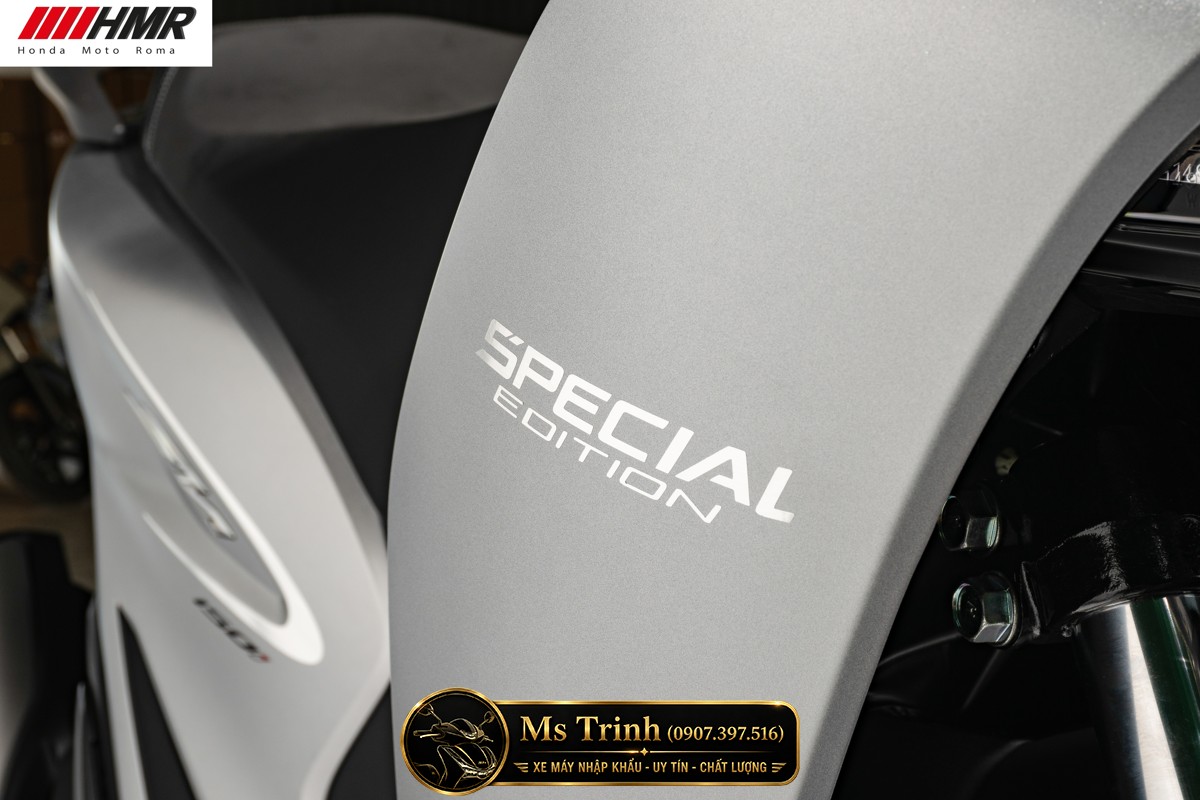 Tem Special Edition nổi bật trên Honda SH150i 2026 nhập Ý màu bạc thời thượng