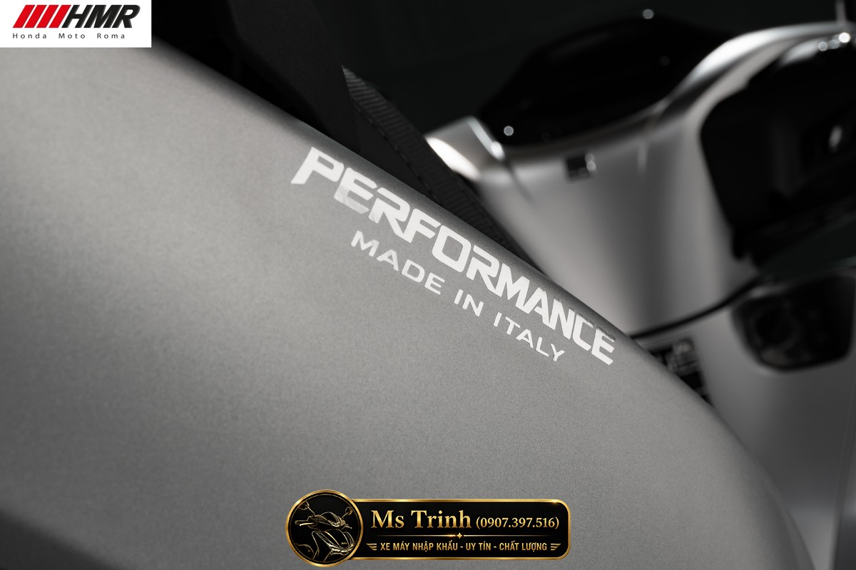 Logo Performance Made In Italy trên Honda SH150i 2026 Special Edition màu bạc cao cấp
