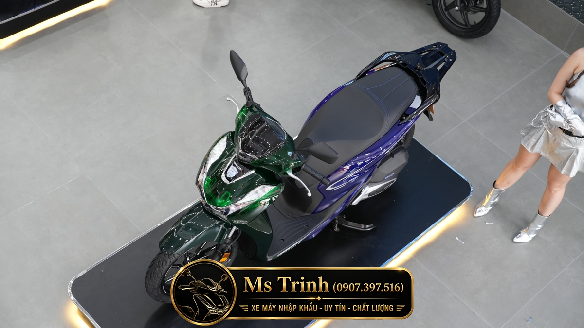 Honda SH150i Super Vetro 2 In 1 trưng bày trong showroom với khách tham quan