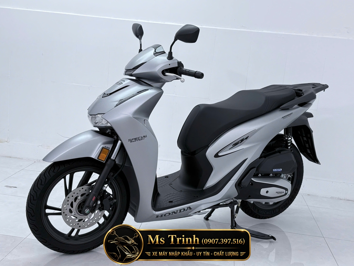 Honda SH150i Special Edition Standard màu bạc toàn cảnh nhìn nghiêng sang trọng và hiện đại