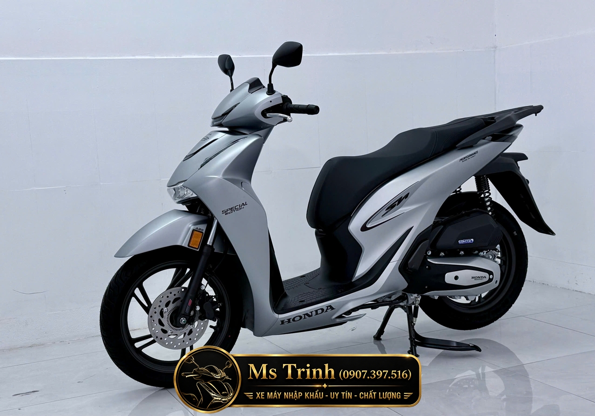 Honda SH150 Ý 2026 Standard màu bạc nhập khẩu nguyên chiếc góc nghiêng trước sang trọng với tem Honda nổi 3D 