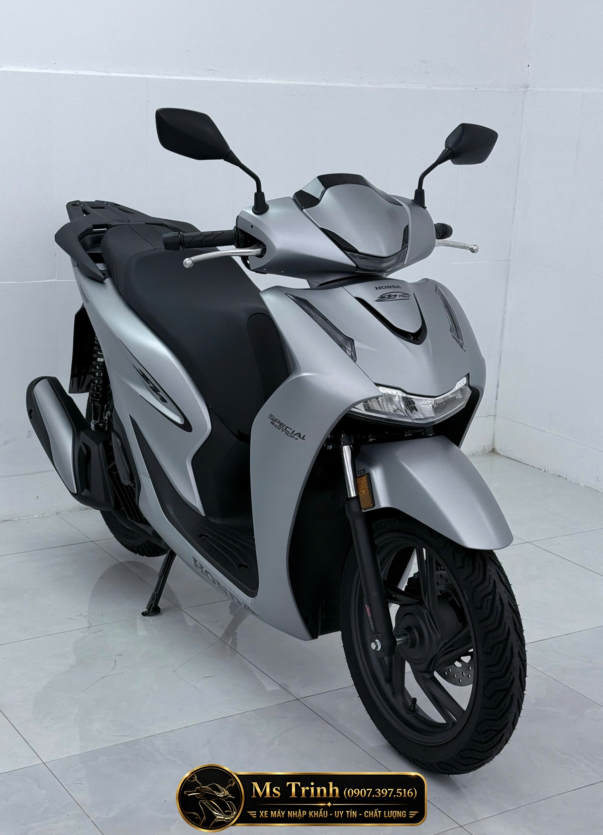 Honda SH150i Special Edition màu bạc nhìn nghiêng trái khoe thiết kế thân xe thanh lịch