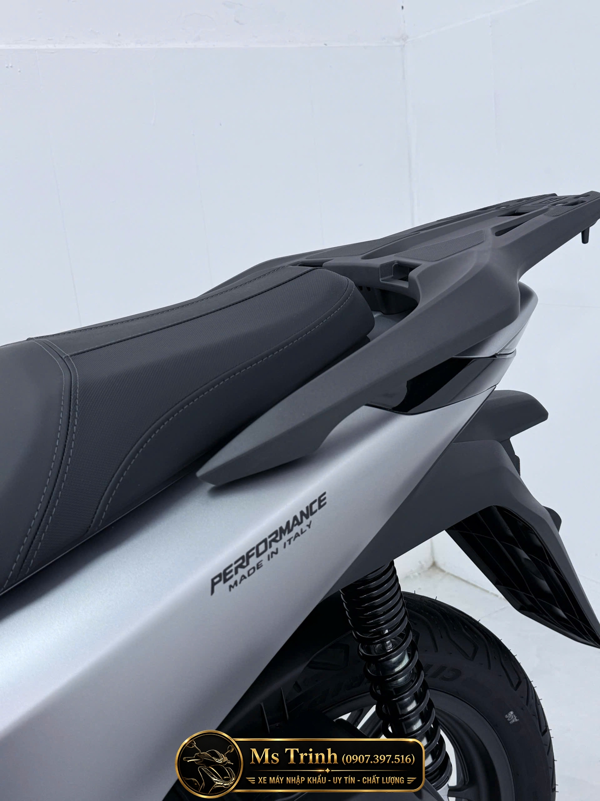 Logo Performance Made in Italy trên Honda SH150i màu bạc