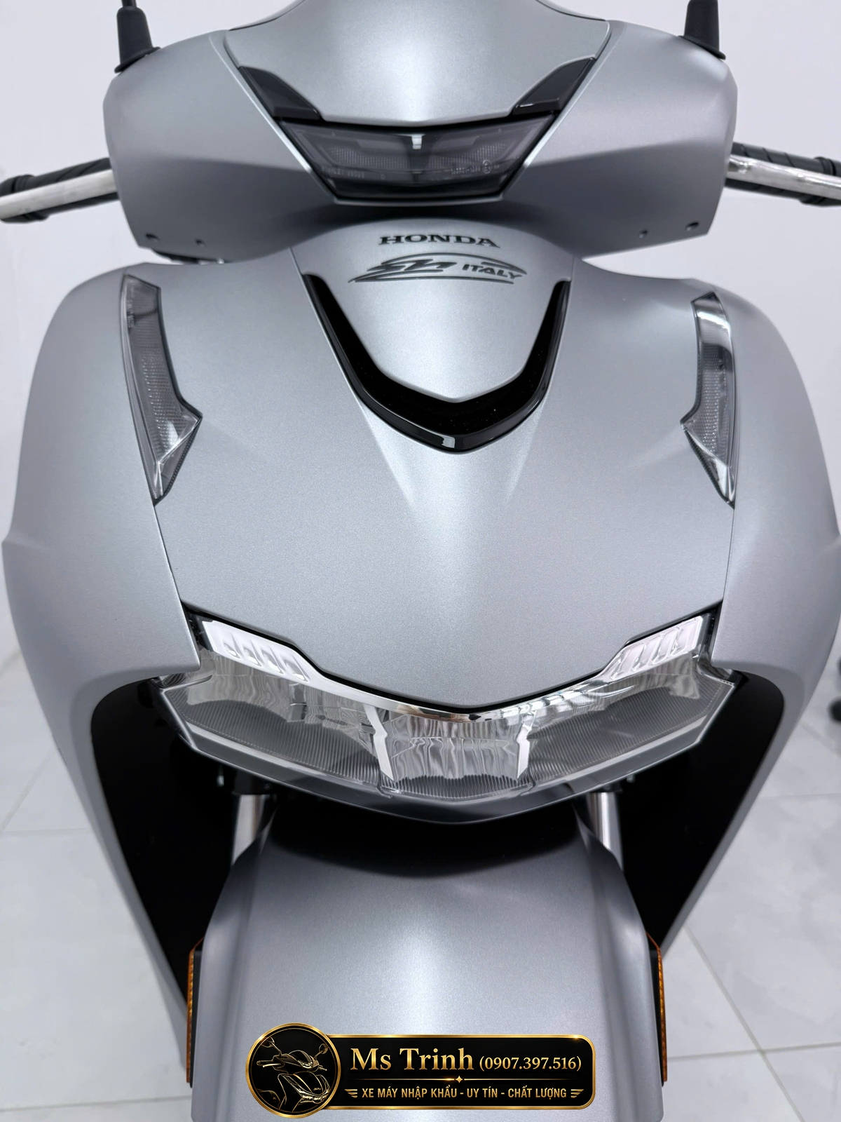 Đầu xe Honda SH150i Ý 2026 màu bạc nhìn trực diện nổi bật với dải đèn LED hiện đại