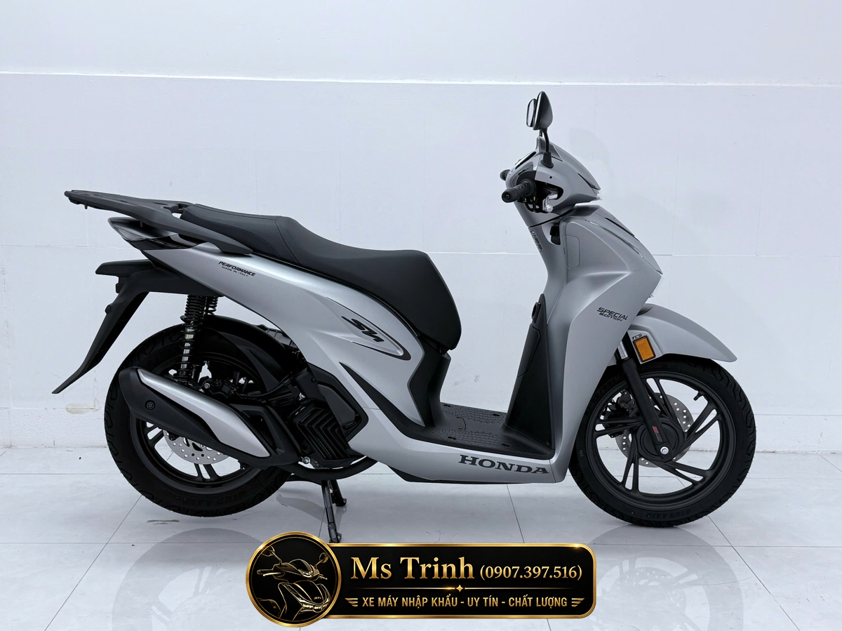 Honda SH150i Special Edition Standard màu bạc nhập Ý 2026 nhìn nghiêng toàn xe sang trọng