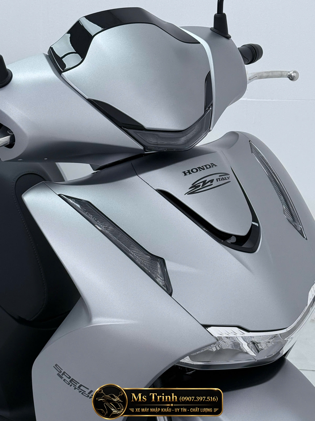 Cụm mặt nạ Honda SH150i Ý 2026 Special Edition màu bạc thiết kế sắc nét đậm chất kết hợp logo Sh Italy