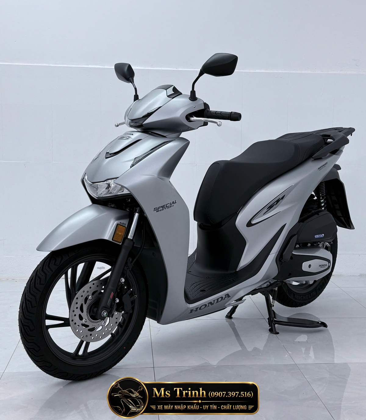 Honda SH150i Ý 2026 màu bạc Special Edition góc 3/4 bên trái nổi bật phong cách châu Âu