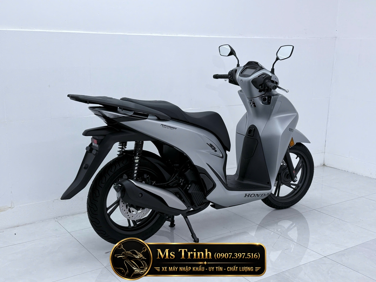Honda SH150i Special Edition màu bạc nhìn nghiêng trái khoe thiết kế thân xe thanh lịch