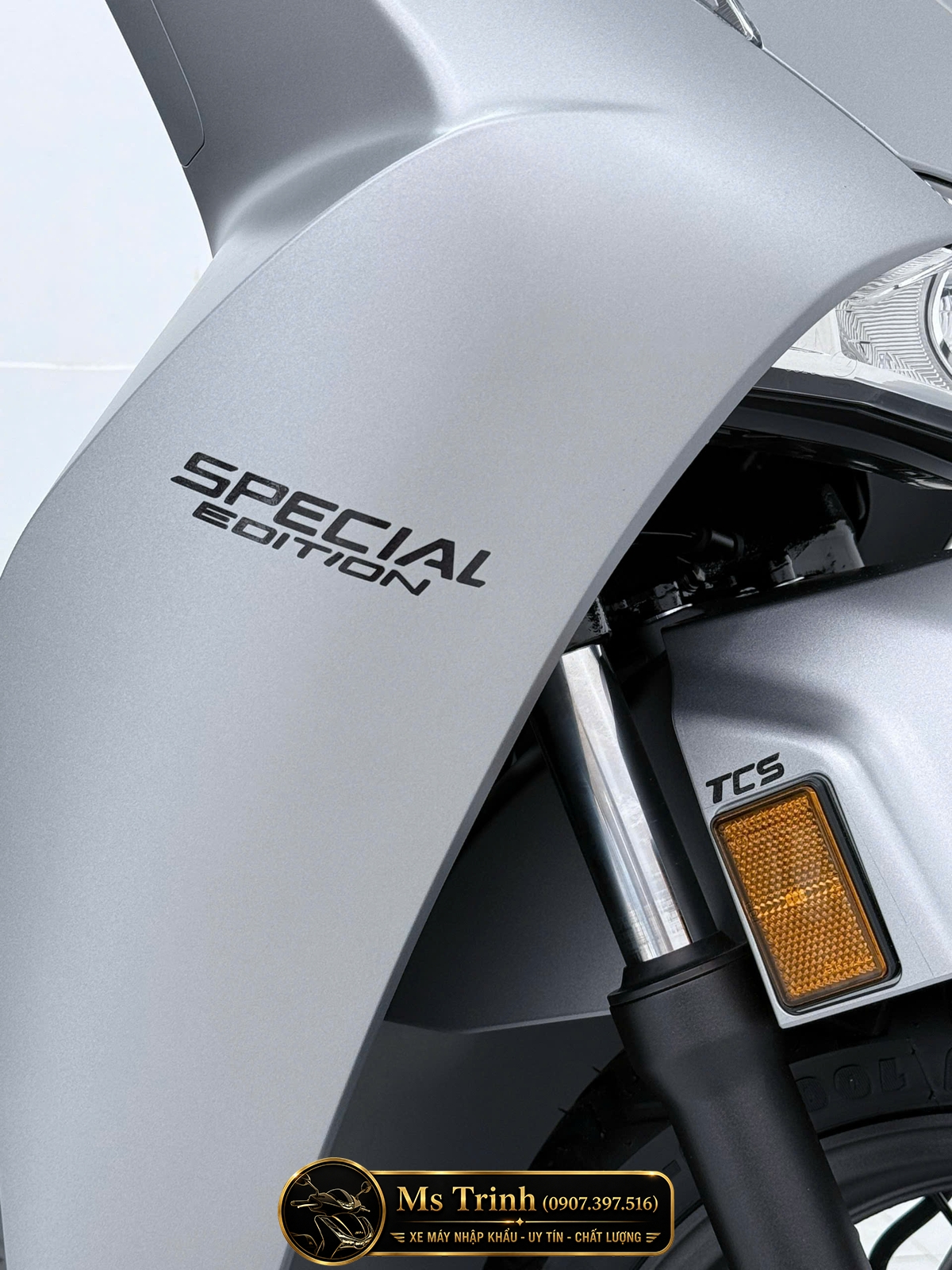 Logo Special Edition trên Honda SH150i màu bạc nhập Ý tạo điểm nhấn thể thao tinh tế