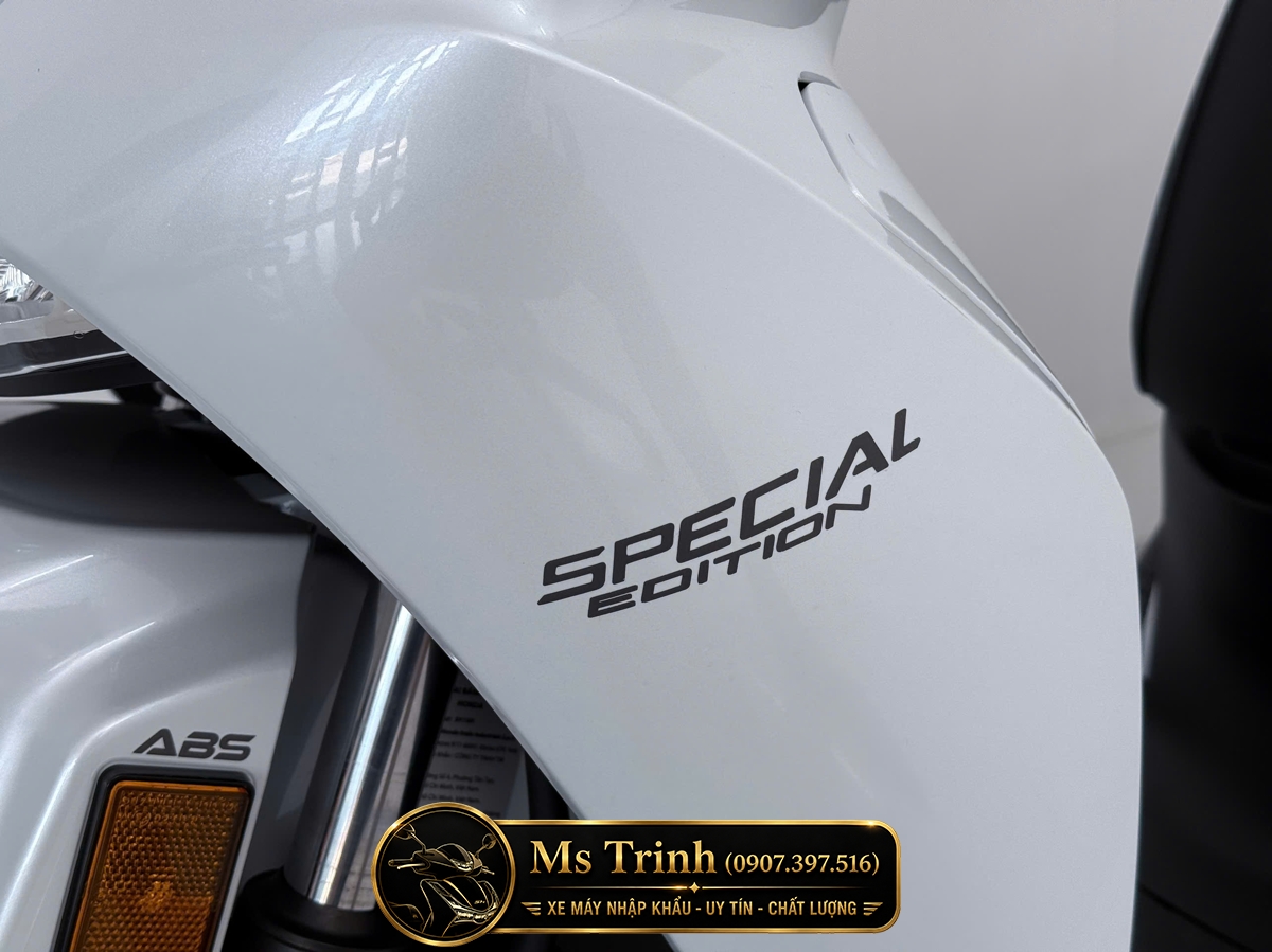 Logo Special Edition màu xám bằng nhôm trên Honda SH150i Italy màu trắng