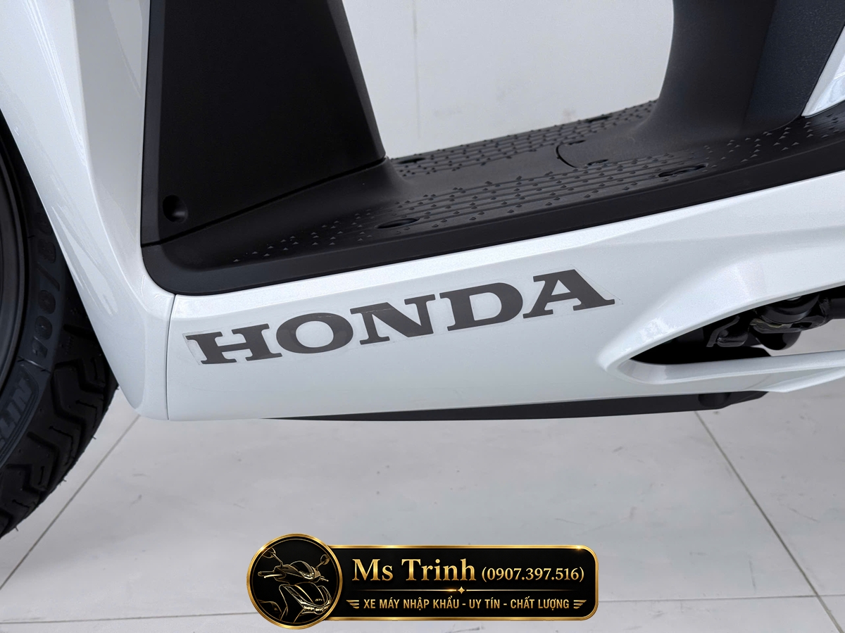 Logo Honda nhôm CNC dập nổi trên lườn Honda SH150i Special Edition màu trắng