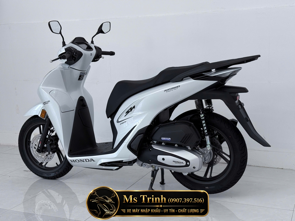 Cận cảnh thân xe Honda SH150i nhập Ý màu trắng với chi tiết nhận diện cao cấp