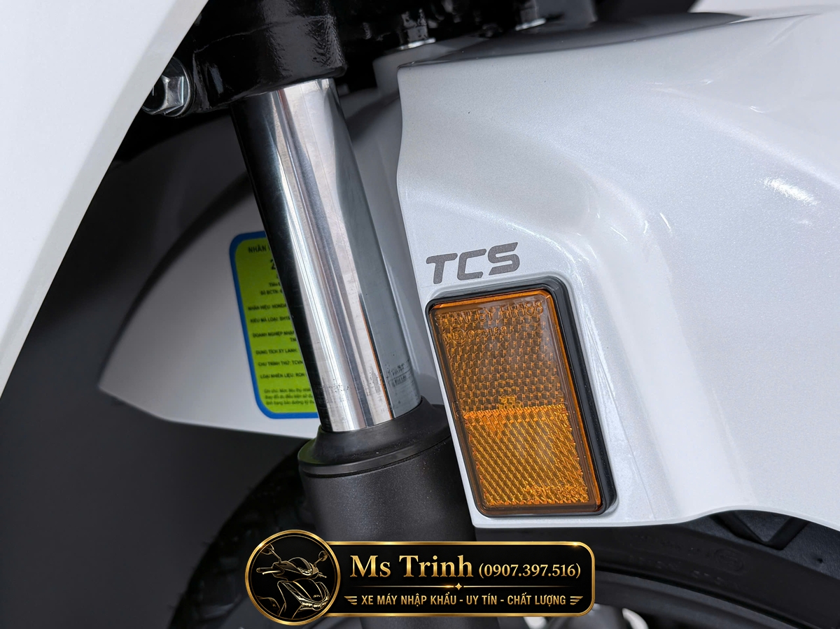 Tem ABS và TCS trên chắn bùn trước Honda SH150i nhập khẩu Honda Moto Roma