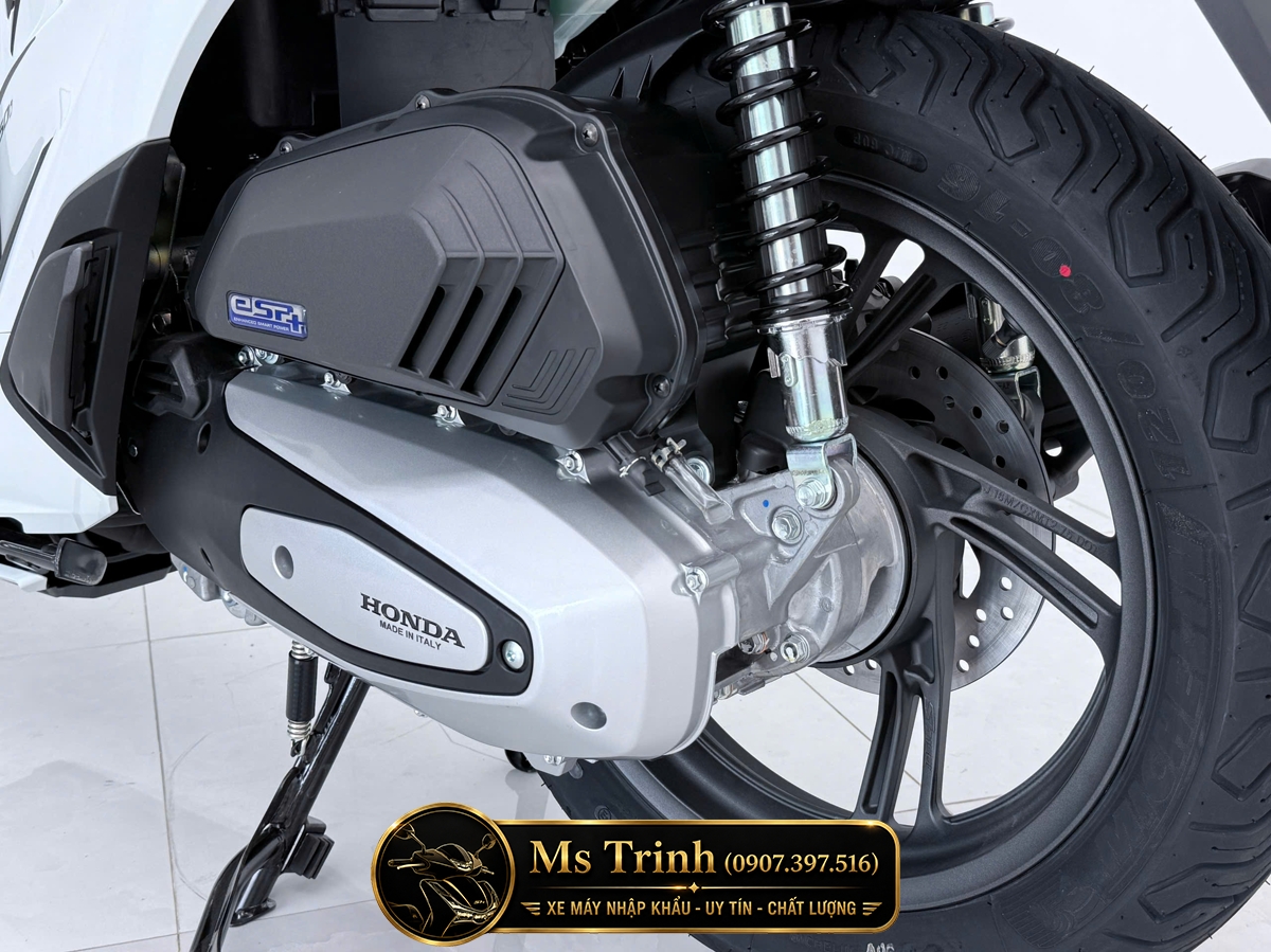 p máy Honda SH150i nhập HMR Ý có logo Honda đen và chữ Made in Italy