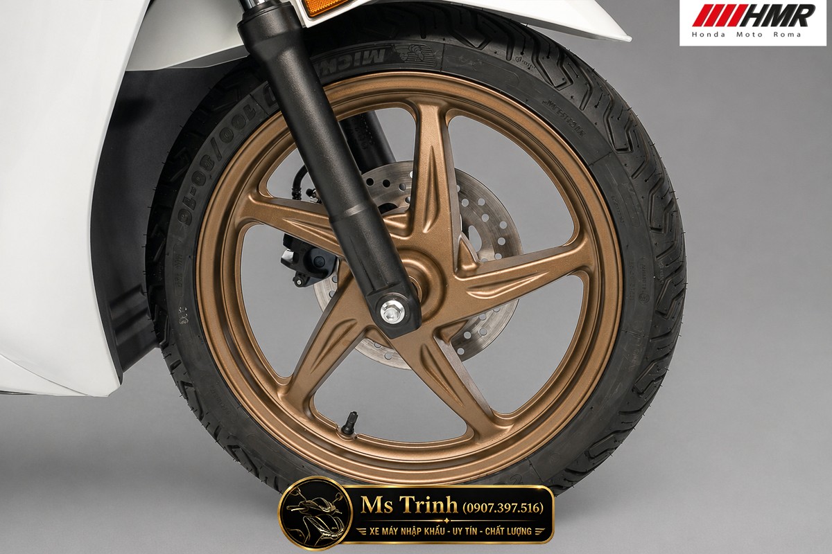 Cận cảnh mâm đồng bronze trên Honda SH150i Sporty 2026 màu trắng mang phong cách thể thao châu Âu Cận cảnh mâm đồng bronze trên Honda SH150i Sporty 2026 màu trắng mang phong cách thể thao châu Âu