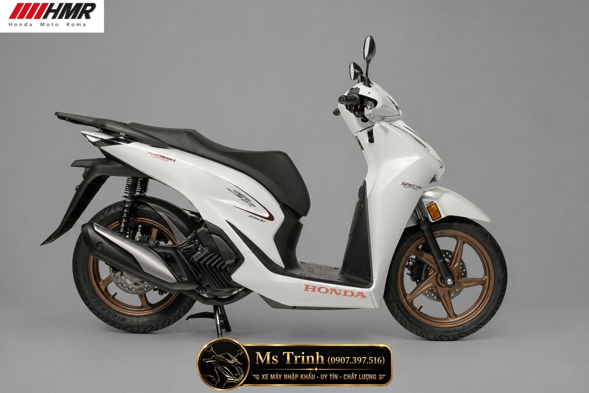 Chi tiết tem Performance Made In Italy trên Honda SH150i Sporty Edition 2026 cao cấp Chi tiết tem Performance Made In Italy trên Honda SH150i Sporty Edition 2026 cao cấp