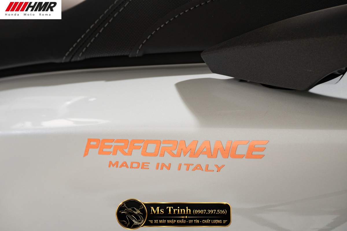 Chi tiết tem Performance Made In Italy trên Honda SH150i Sporty Edition 2026 cao cấp Chi tiết tem Performance Made In Italy trên Honda SH150i Sporty Edition 2026 cao cấp
