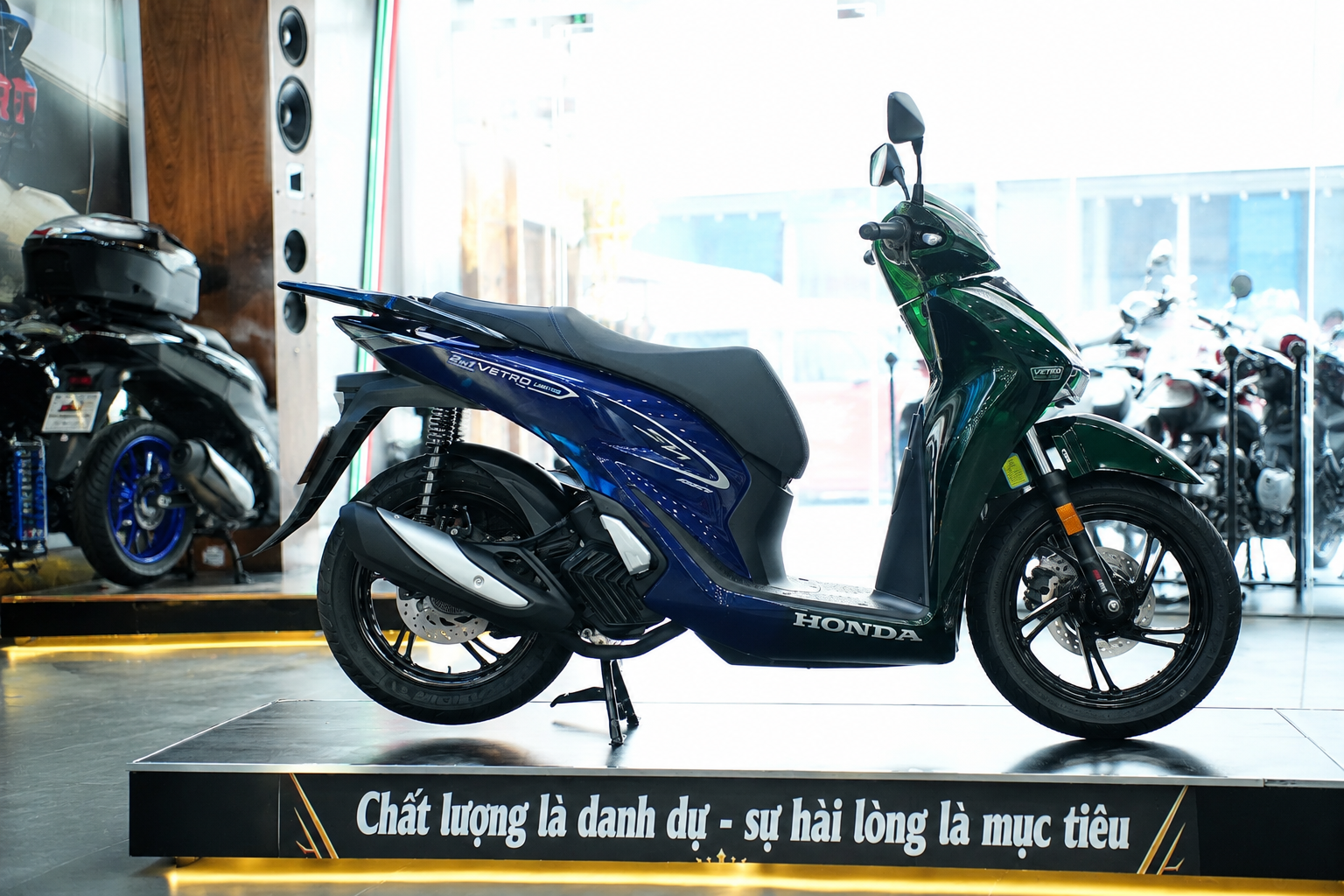 Cận cảnh Honda SH150i Vetro Super 2 in 1 Green – Sapphire