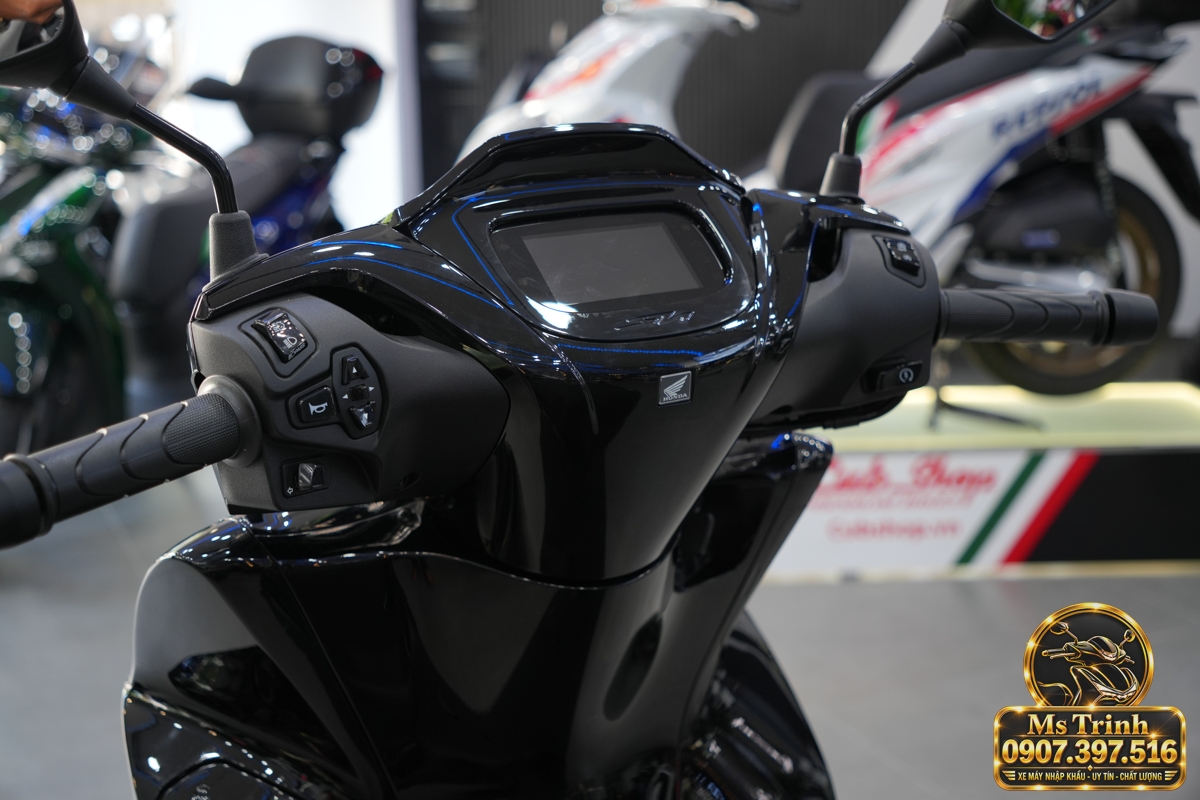 SH150 Ý đen bóng 2027 với màn hình TFT