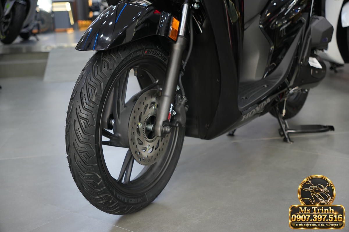 Honda SH150i đen bóng với ABS hai kênh
