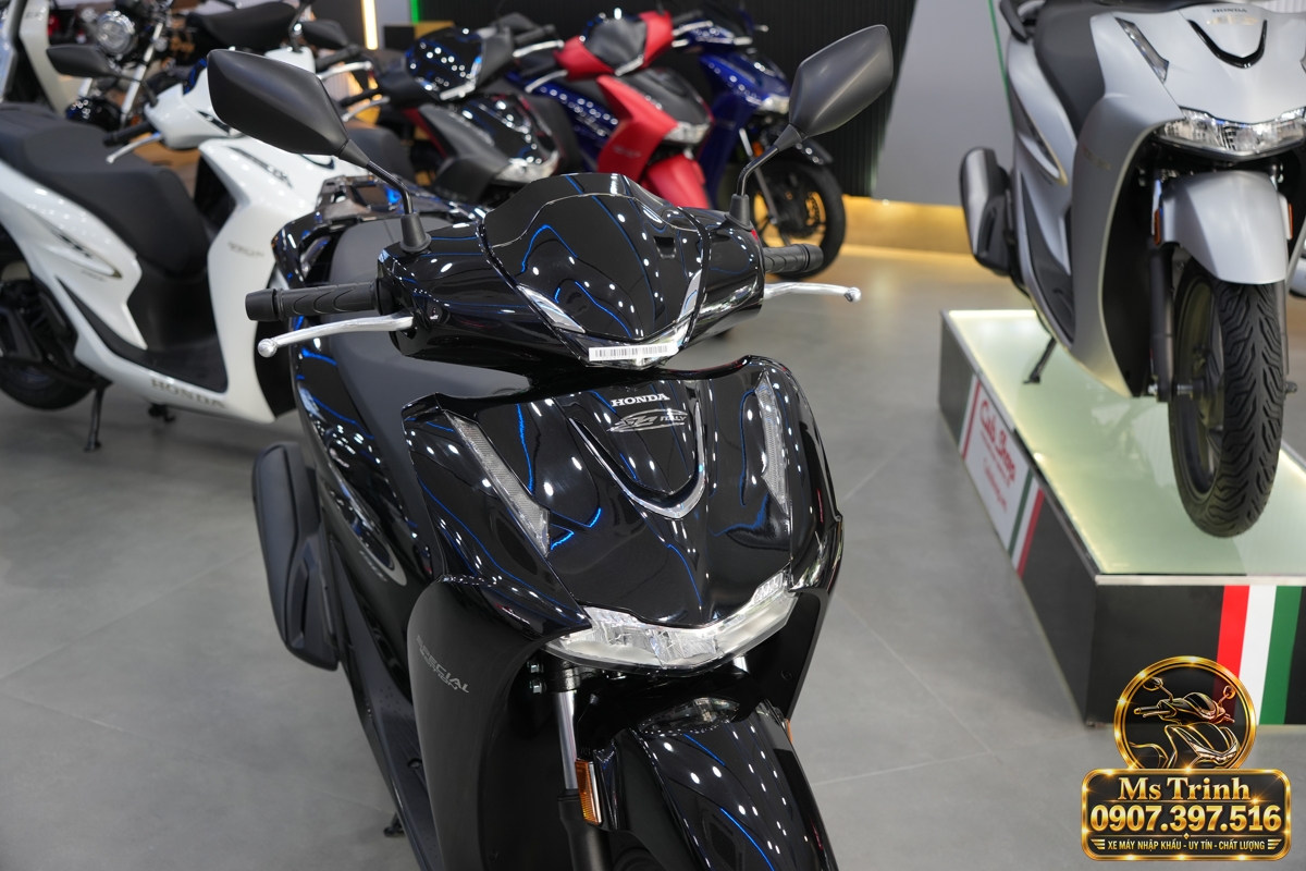Honda SH150i Ý đen bóng 2027: Sắc đen làm nổi bật dáng SH