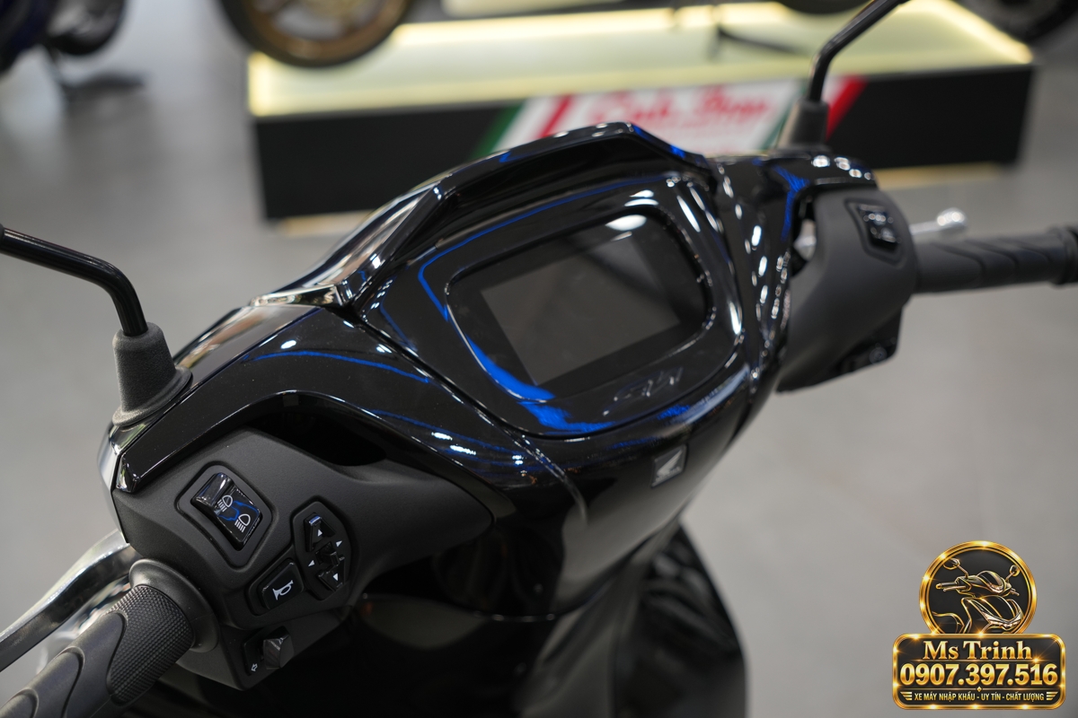 Cận cảnh màn hình TFT Honda SH150i đen bóng đời mới