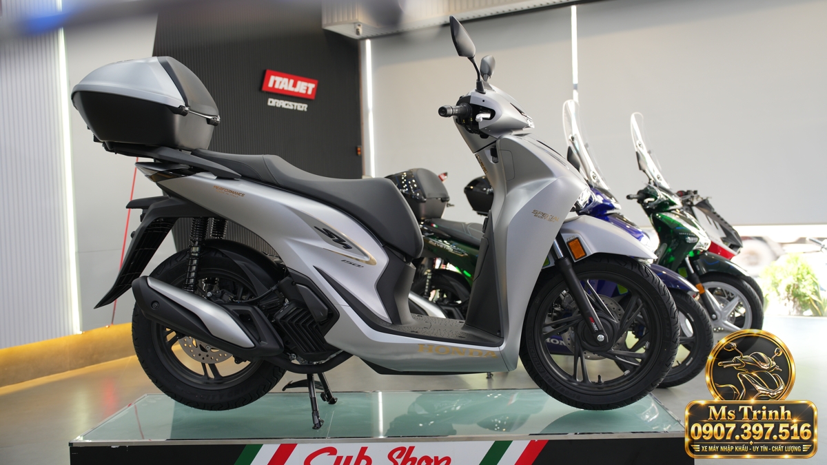 Dòng chữ Performance Made in Italy trên ốp hông SH150 Ý xám bạc, ngay dưới yên