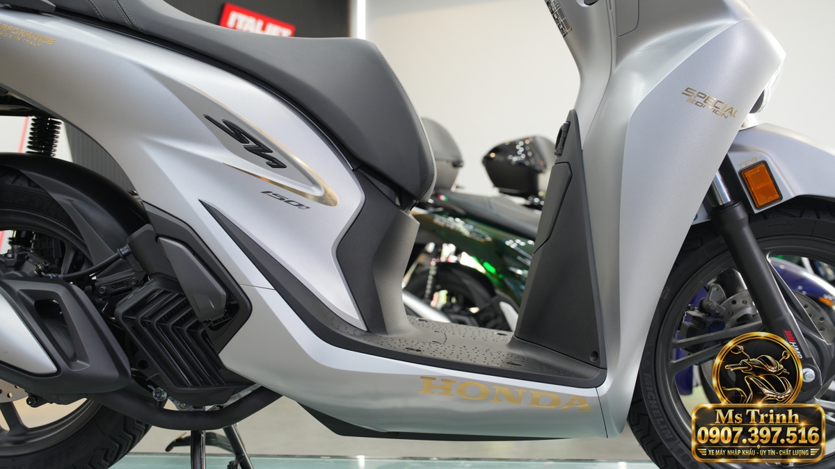Sàn để chân phẳng và ốp thân Honda SH150i Ý xám bạc 2027 với chữ Honda vàng