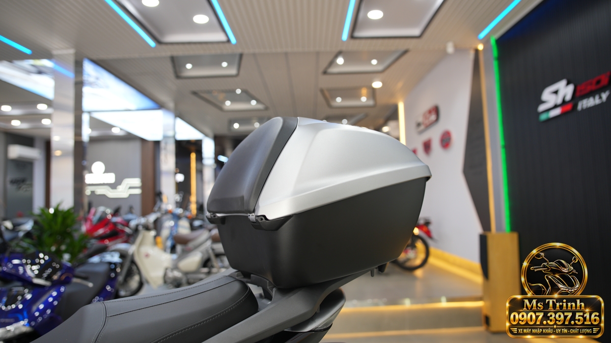 Thùng sau phối bạc đen trên Honda SH150i Ý xám bạc 2027, lắp phía sau yên xe