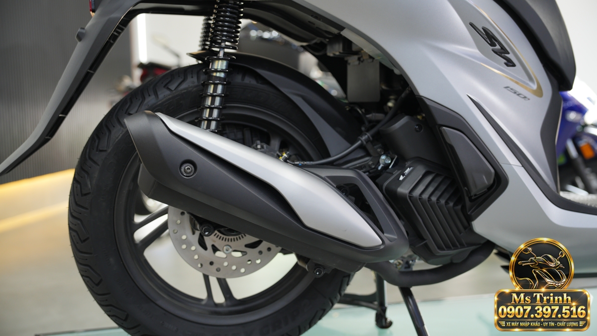 Cụm pô, bánh sau và giảm xóc đôi trên Honda SH150i xám bạc nhập Ý 2027