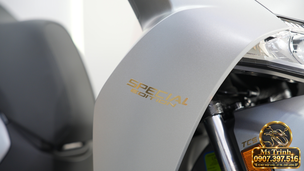 Cận cảnh đèn trước và tem Special Edition trên Honda SH150i Ý xám bạc model 2027