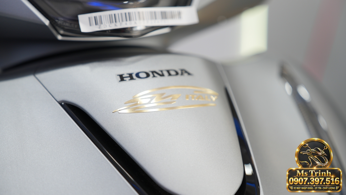 Logo Honda và tem SH Italy trên mặt nạ Honda SH150 Ý màu xám bạc đời 2027