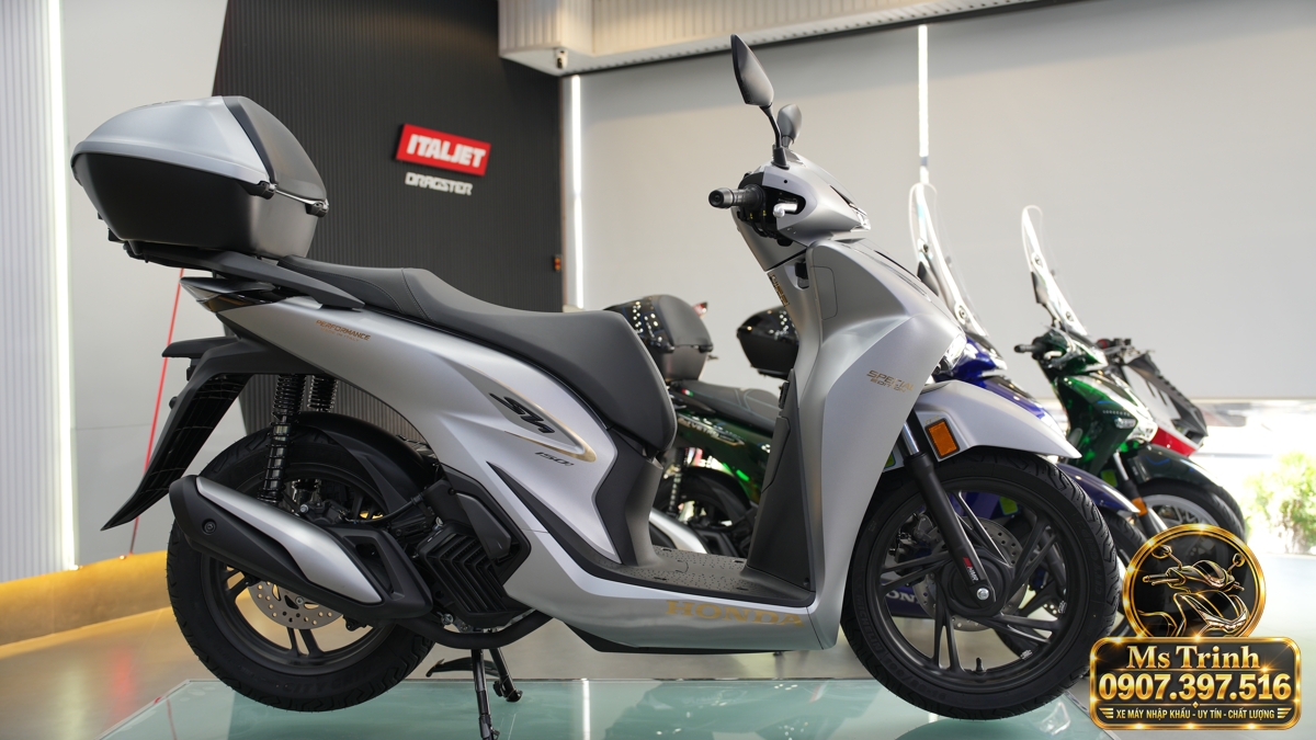 https://hondamotor.vn/upload/hinhanh/honda-sh150i-y-xam-bac-2027-sac-bac-thanh-lich-noi-bat-voi-bo-tem-vang9404.jpg