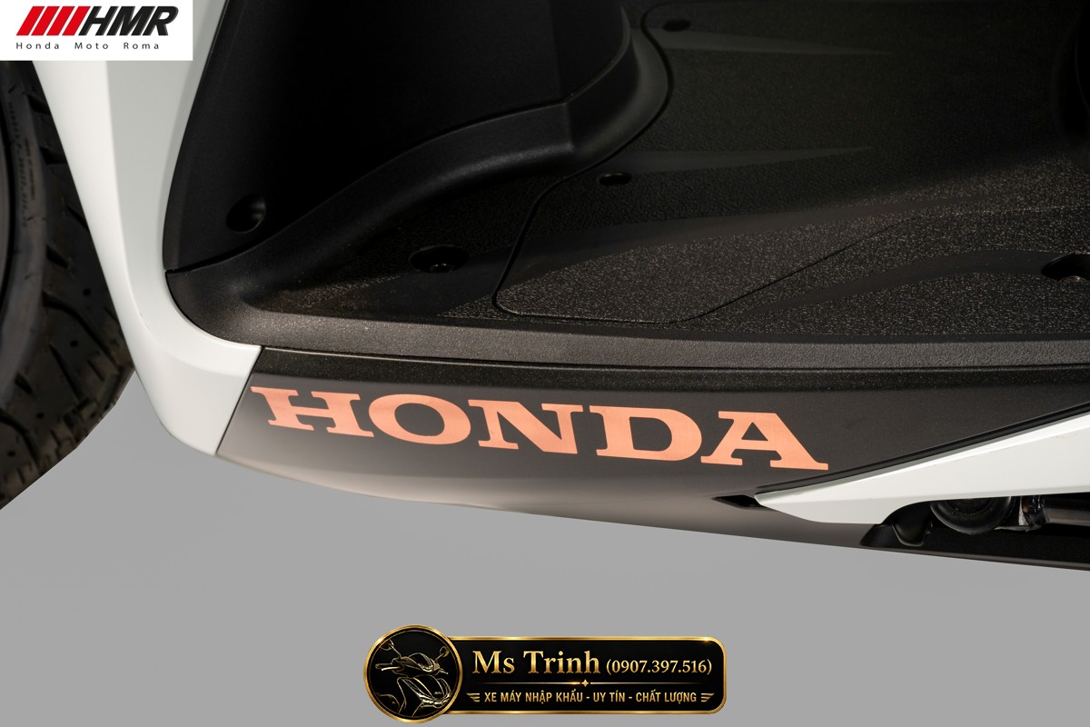 Logo Honda đồng ánh kim trên Honda SH350i Sporty 2026 cực kỳ nổi bật và cao cấp