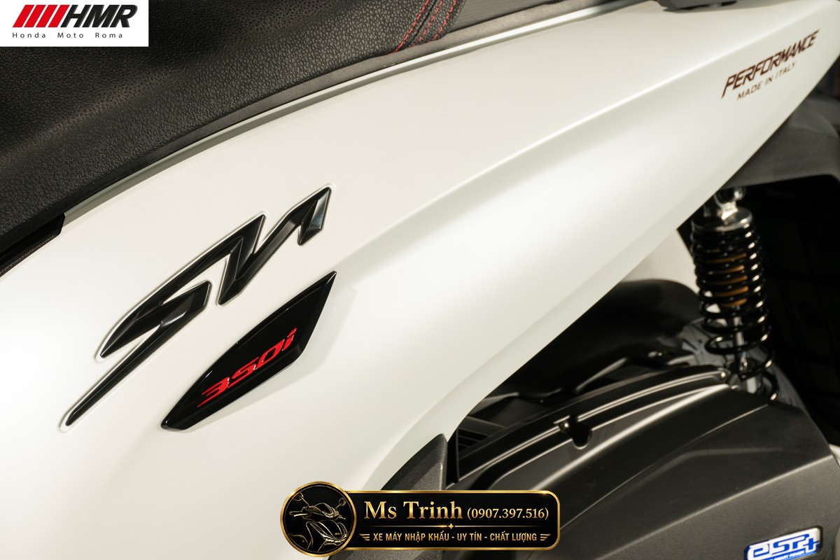 Logo SH350i trên Honda SH350i Sporty 2026 thể hiện đẳng cấp xe tay ga cao cấp